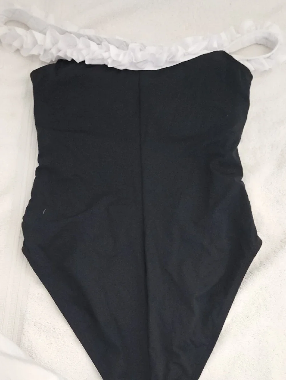 NEW La Blanca Island Goddess Black And White Ruffled One Piece Swimsuit.